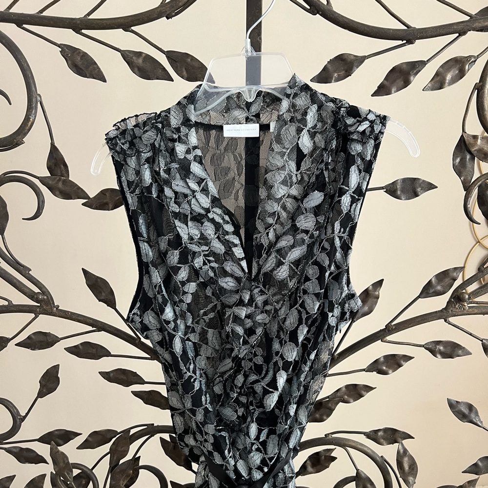 Beautiful printed NWT Ny and Company sleeveless blouse